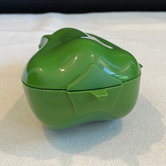 BNWOT Tupperware Chili Pepper Keeper in Green - Picture 3 of 9